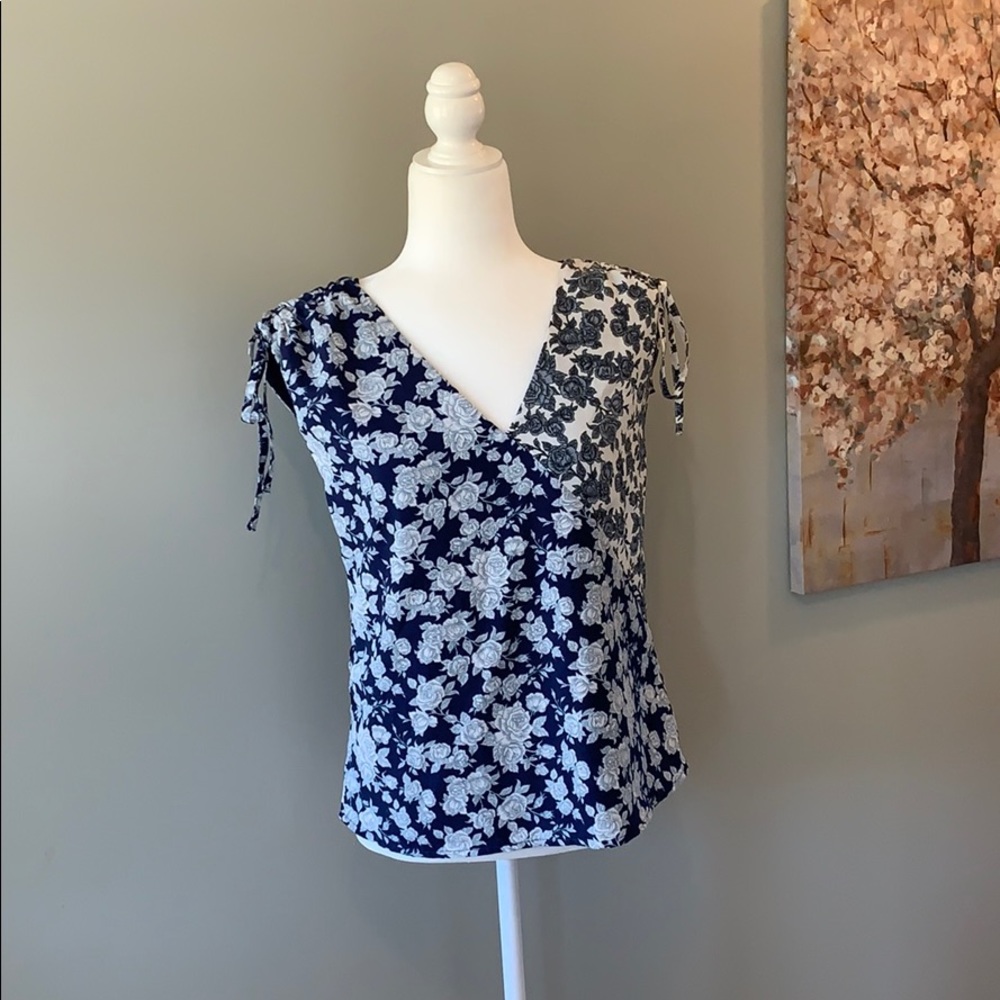 NWOT Skies are Blue tie sleeve blouse